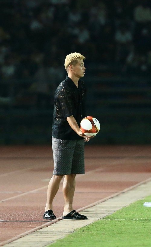 Cambodia coach - Keisuke Honda caused a big controversy because of his style of dress