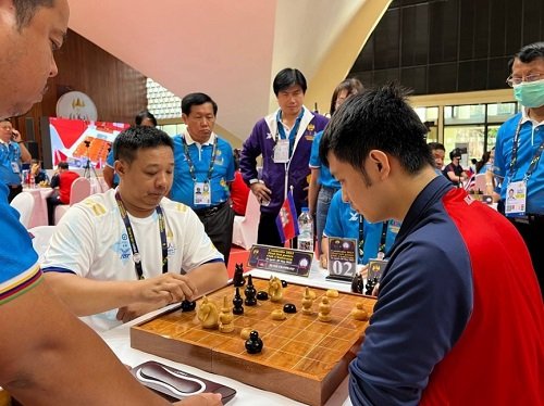 Sok Limheng excellently won the snail chess gold medal