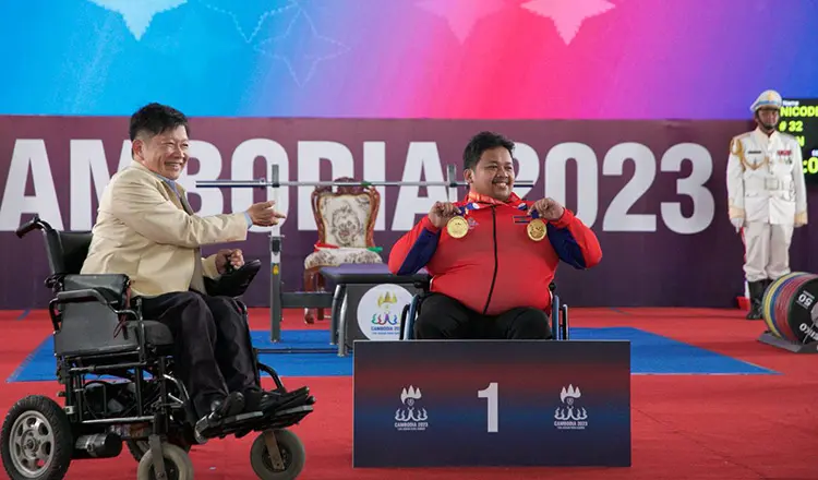 Kong Sela helps Cambodia win 2 gold medals in weightlifting at ASEAN Para Games 12